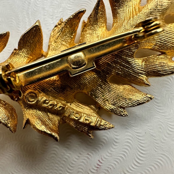 Vintage signed CORO leaf gold tone pin brooch - Picture 8 of 8
